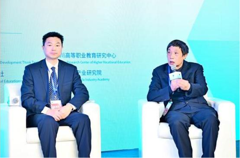 穿西装的男人和女人AI 生成的内容可能不正确。