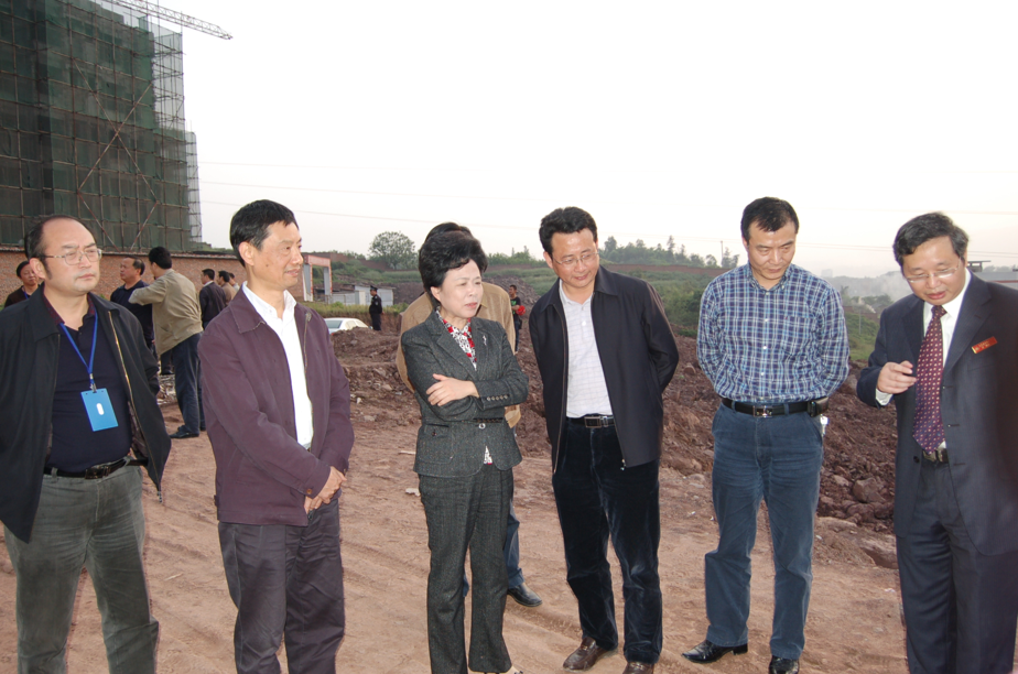 一群人站在一起AI 生成的内容可能不正确。