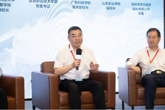 图片包含 人, 桌子, 男人, 椅子AI 生成的内容可能不正确。