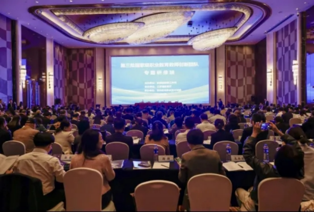 许多人在餐厅里AI 生成的内容可能不正确。